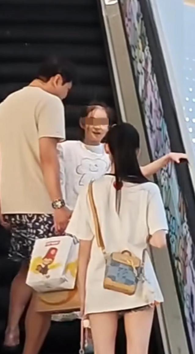 范志毅55岁生活甜如蜜，三婚老婆美若姐妹，8岁女儿颜值爆表？