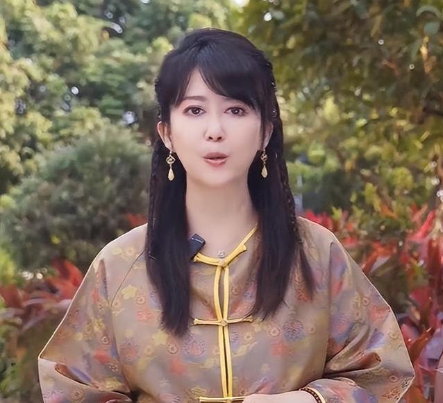 56岁孟庭苇独自美丽,离婚风波后活出自我,儿子18岁帅到炸