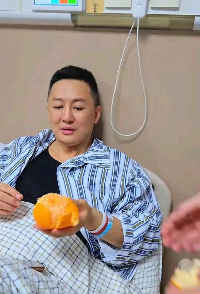 53岁主持程成高烧住院，孤身病床无人陪，他会否后悔单身？