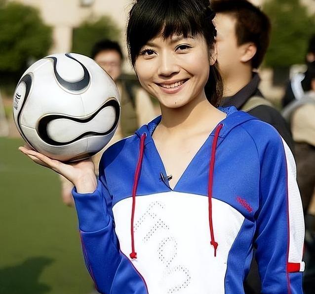 上海女孩爆红主持圈，家庭事业双丰收，背后秘密让人好奇？