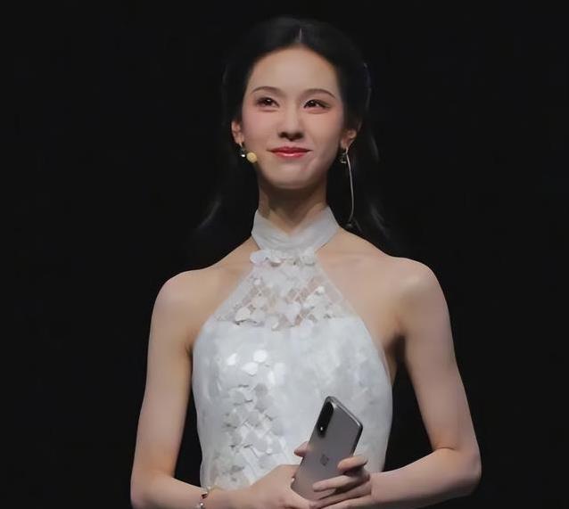 陈都灵活动惊艳全场，生图却显疲态，粉丝急喊真相？
