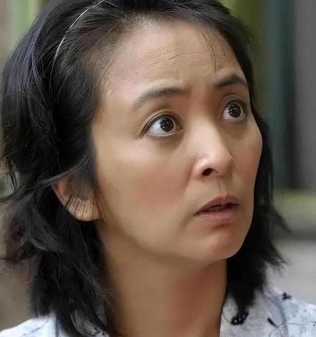 “恶婆婆”李勤勤卸下荧幕面具，20年救流浪狗，她的心有多软？
