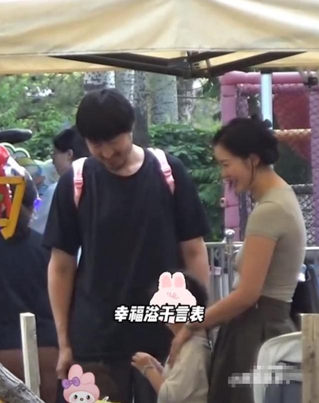 王传君背粉色书包陪女儿，齐溪产后身材变化大，却赢得满屏祝福