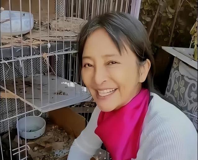 “恶婆婆”李勤勤卸下荧幕面具，20年救流浪狗，她的心有多软？