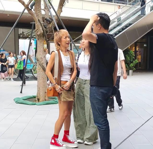 任贤齐演唱会场外抢镜，妻女低调现身，20岁女儿美如姐妹