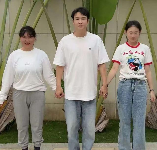演唱会翻车灯光暗淡，小沈阳女儿却惊艳全场，18岁逆袭成焦点