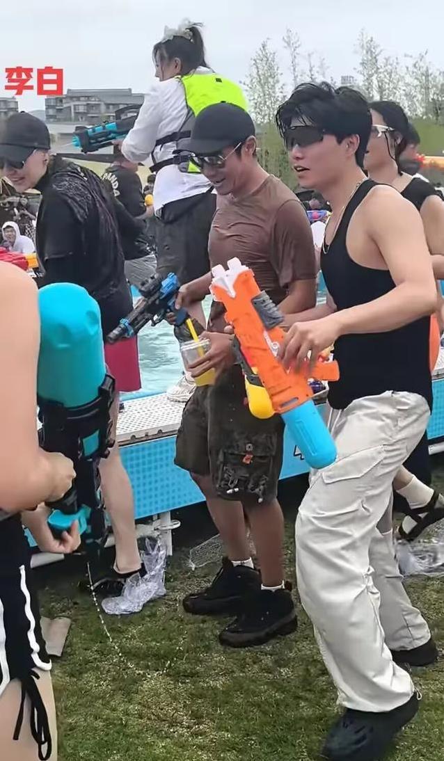 撒贝宁全家千岛湖狂欢，6岁女儿超萌反击，49岁身材却抢镜