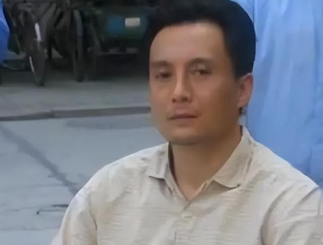86版小白龙爆红全国，赴美4年无人问津，如今南京小店谋生路