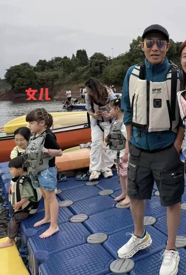 撒贝宁千岛湖带娃狂欢，妻子李白大秀长腿，儿子偷袭笑翻全场