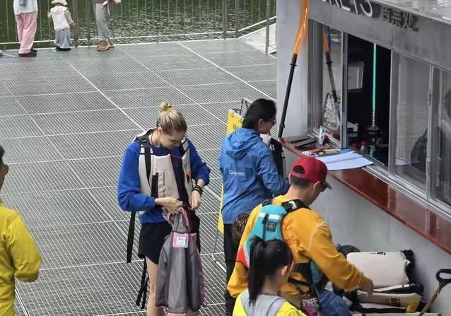 撒贝宁千岛湖带娃狂欢，妻子李白大秀长腿，儿子偷袭笑翻全场