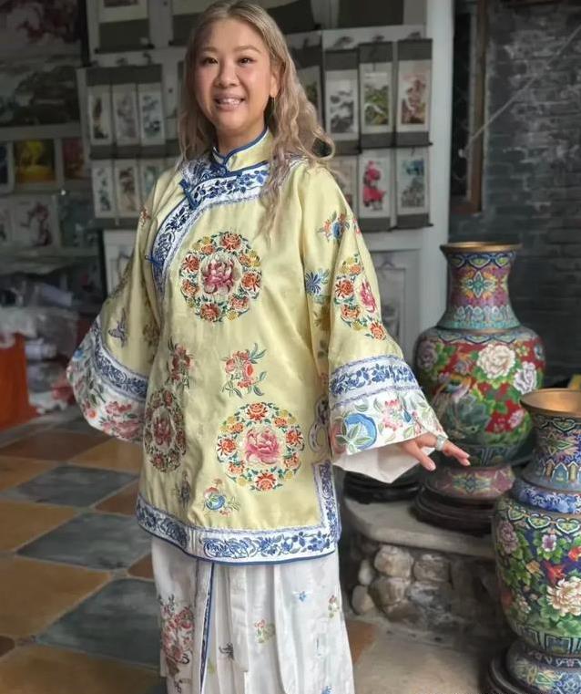 郑欣宜汉服馆惊艳亮相，皇帝装秒变霸气，她却笑得像个孩子？