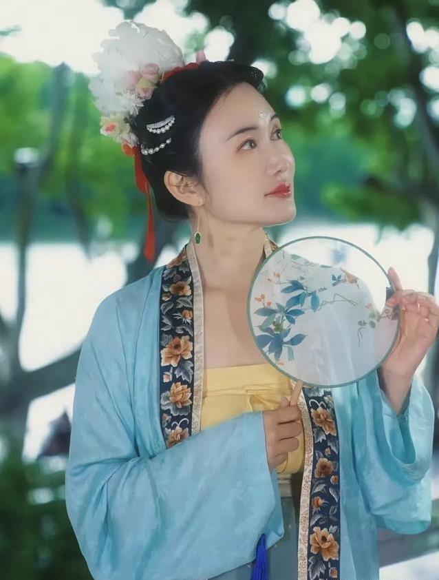 张纪中携43岁妻子拍国风大片，杜星霖未修图变化大，真情却更动人