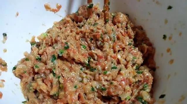 白萝卜饺子馅怎么做？焯水清爽却损营养，盐渍更香吗？