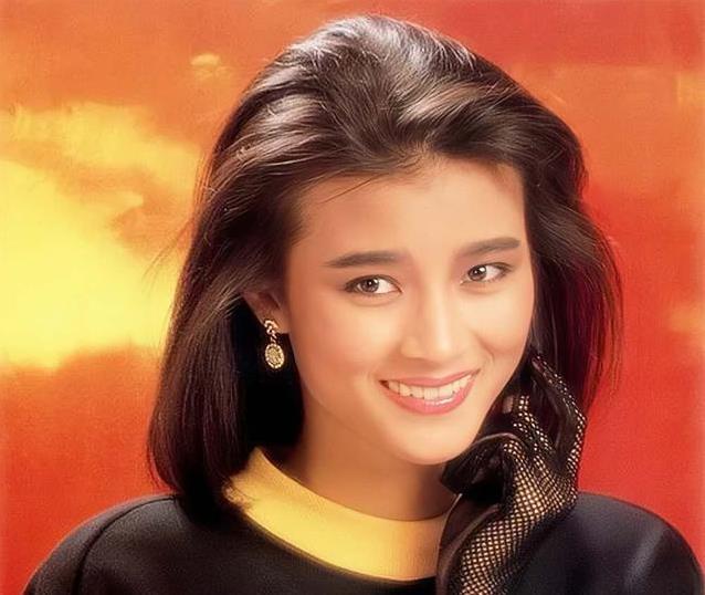 12年恋爱终成正果，星二代婚礼金光闪闪，妈妈感动到哭了？