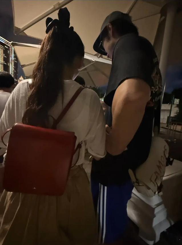 金莎42岁恋小18岁男友，甜蜜逛澳门街头，爱情让她重回20岁？