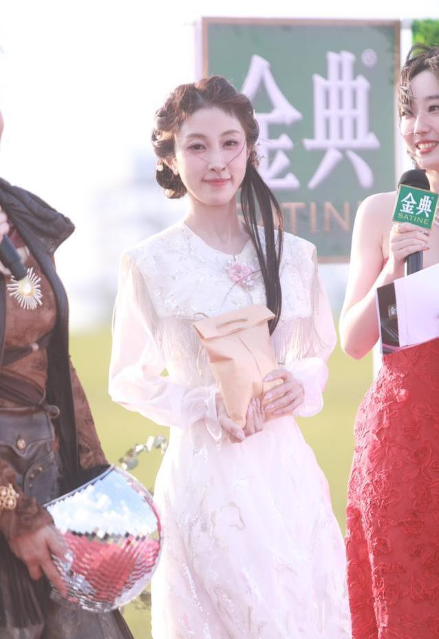 乘风2025红毯星光闪耀，赵雅芝惊艳全场，谁造型更抢眼？