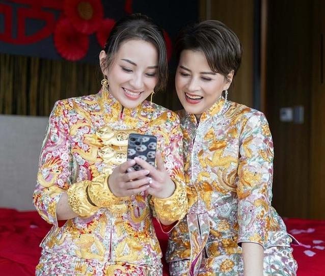 12年恋爱终成正果，星二代婚礼金光闪闪，妈妈感动到哭了？