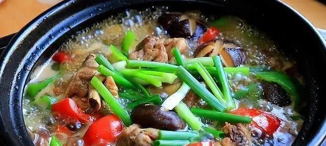 鸡肉直接下锅炖又腥又柴？3个小技巧，香菇鸡汤鲜到爆！