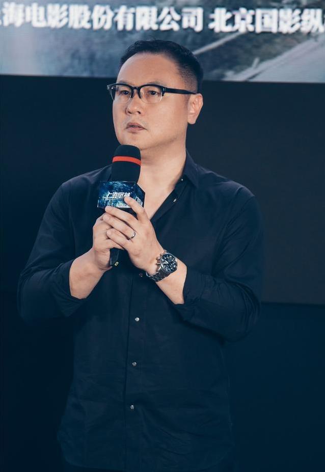 19年跑龙套没人识，啃甘蔗演反派，他凭啥56岁爆红？