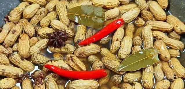 水煮花生总不香？3个小技巧搞定，软糯入味全家抢着吃