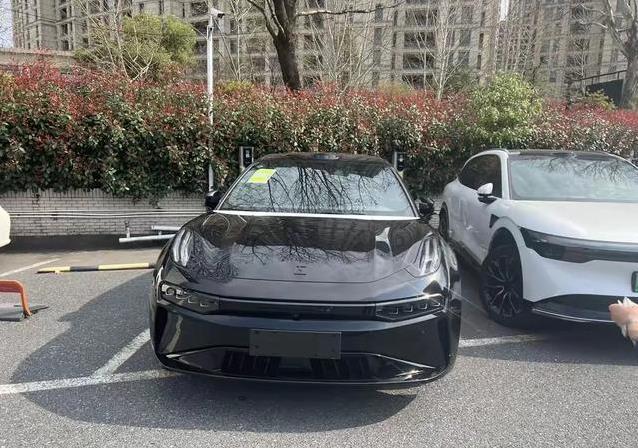 极氪007仅20.99万吊打同级，001豪华却保值差，你选谁？