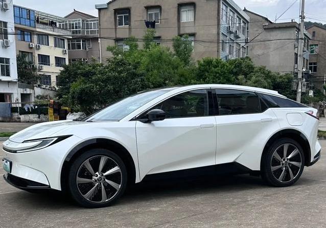 丰田放大招13万纯电SUV，安全智能全拉满，国产车压力大？