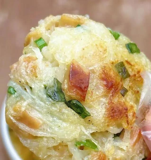 家常白萝卜秒变抢手菜，香煎萝卜饼全家抢着吃，你试过没？