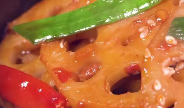 藕片金黄酥脆，五花肉香辣入味，干锅一上桌全家抢着吃？