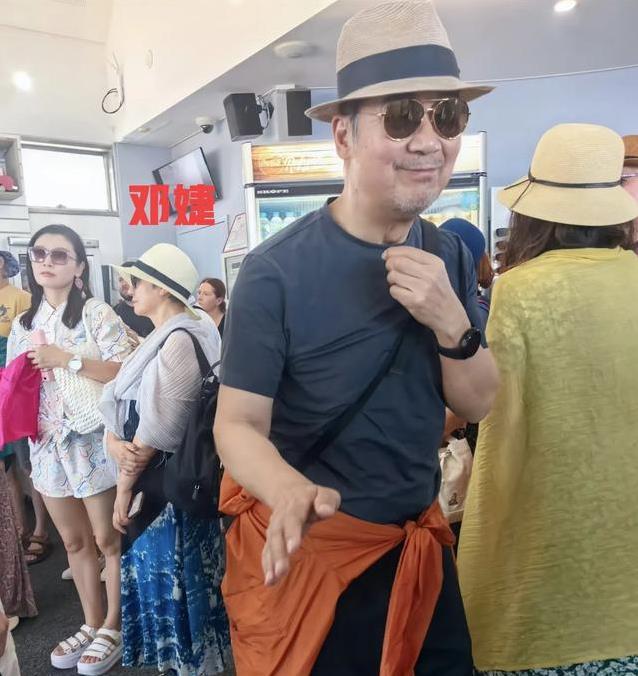 张国立邓婕澳洲甜蜜游，70岁硬朗似60，恩爱30年为何不减？