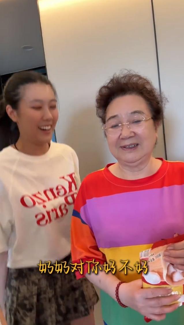 63岁吴琼晒团圆视频，女儿虽非亲生长得像，婆婆为何抢着做青团？