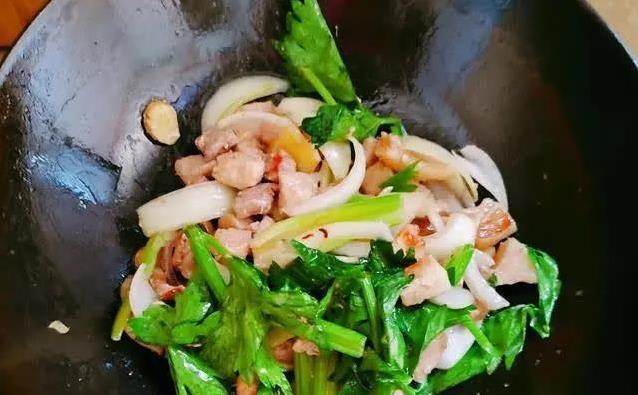 一块肉炒出满屋香，土豆加点这调料，香到邻居敲门问
