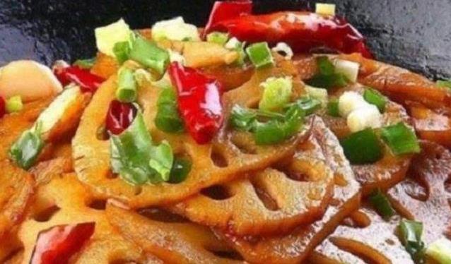 藕片金黄酥脆，五花肉香辣入味，干锅一上桌全家抢着吃？