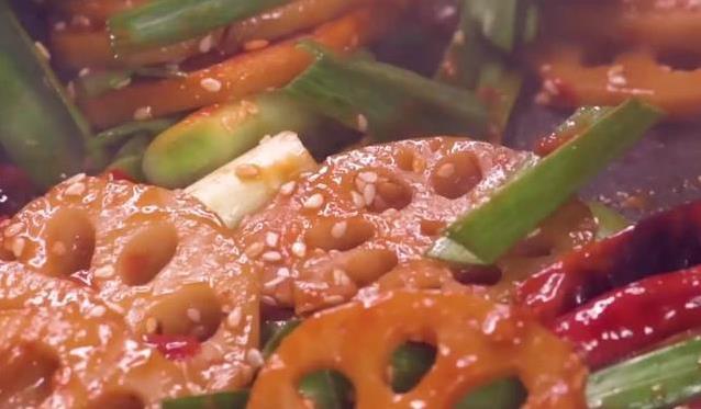 藕片金黄酥脆，五花肉香辣入味，干锅一上桌全家抢着吃？