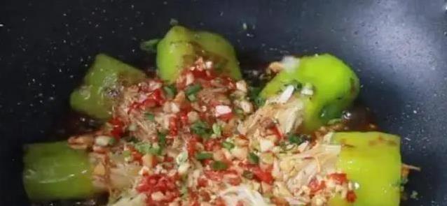 10块钱食材，青椒塞金针菇，简单一炒香翻全家