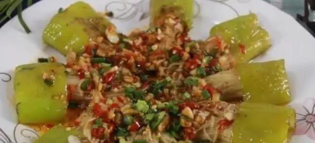 10块钱食材，青椒塞金针菇，简单一炒香翻全家