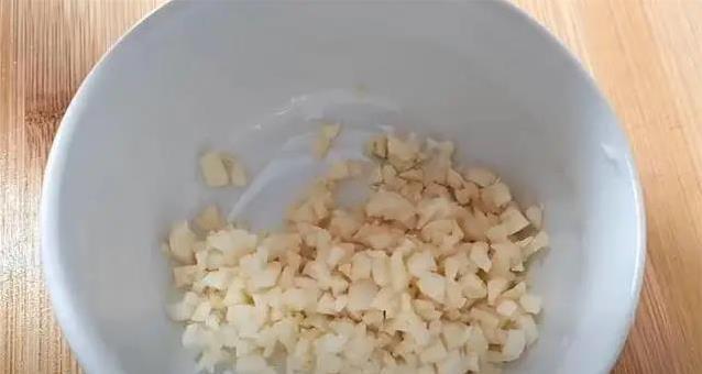 土豆新吃法火了，加1把木耳，3分钟出锅全家抢着吃？