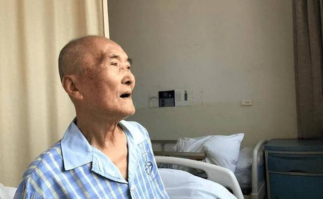 58岁大妈晨练前吃咸菜，血管破裂倒下，4种家常菜要少碰