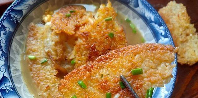 剩饭别扔，烙成香脆锅巴，泡汤吃全家抢疯了