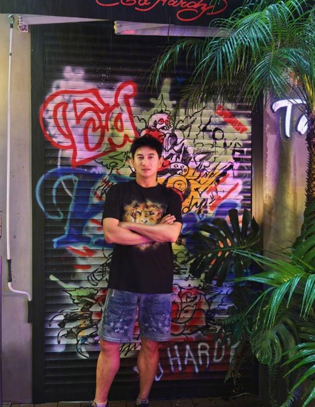 50岁吴奇隆市集被偶遇，生图脸圆皮肤糙，戴婚戒力证婚姻稳固吗