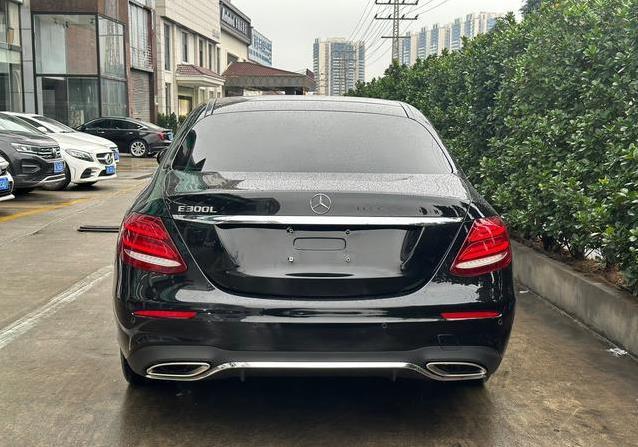 30万买豪车，二手奔驰E级气场全开，值不值？