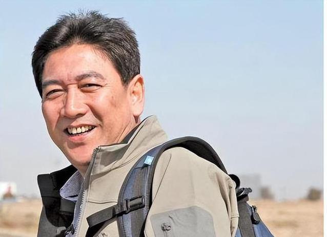 水均益机场亮护照回国，携龙凤胎气质惊艳，七字回应全网沸腾