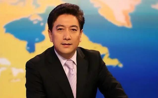 水均益机场亮护照回国，携龙凤胎气质惊艳，七字回应全网沸腾