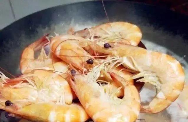 白灼虾鲜嫩不腥的秘密，简单一步完胜饭店，学会后全家夸
