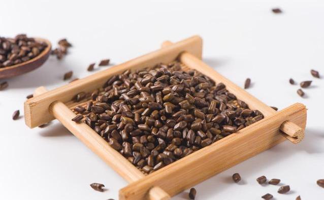 决明子泡茶清肝火，10克剂量刚刚好，喝多却伤身？