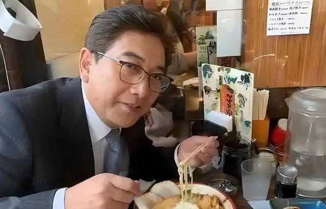 水均益机场亮护照回国，携龙凤胎气质惊艳，七字回应全网沸腾