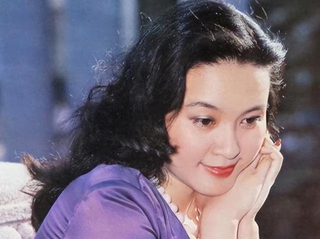 方舒再婚屠洪刚家庭裂痕，她大女儿低调逆袭，妹妹比不上？