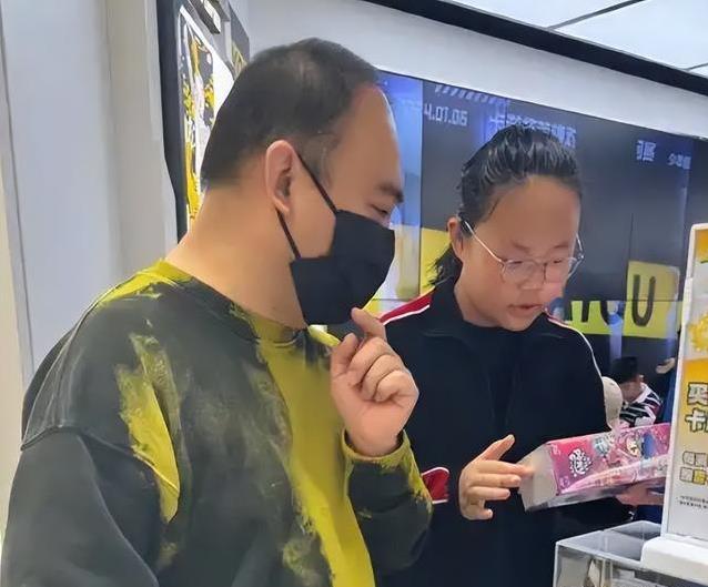 侯震女儿14岁身高超爸，照片火爆全网，未来会进德云社？