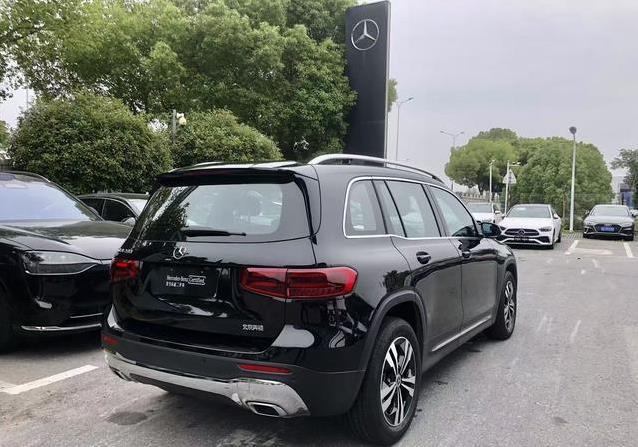 18万买奔驰GLB新车，空间超大够全家用，值吗？