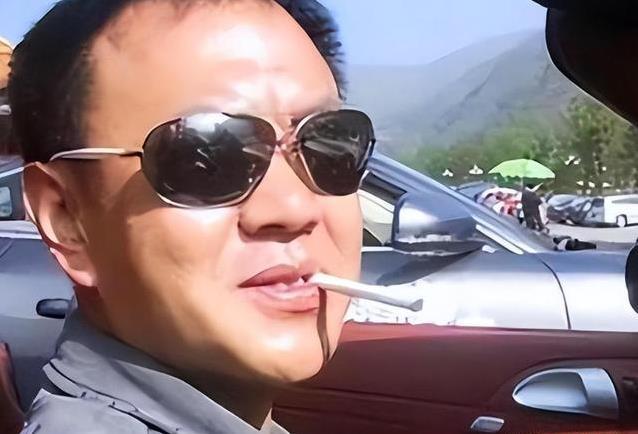 豪车接送却演小配角，他身家亿万为何不争主角？