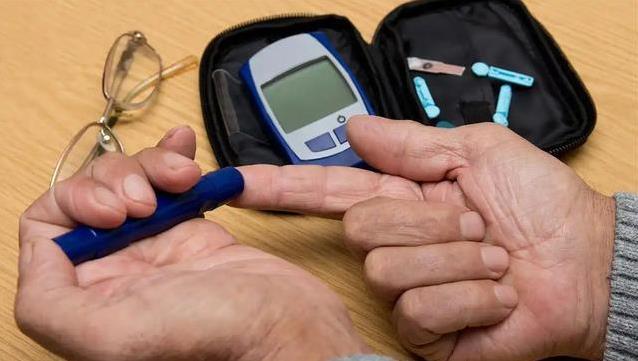 肚子胀背痛当小事？小心胰腺癌信号，医生急喊别忽视
